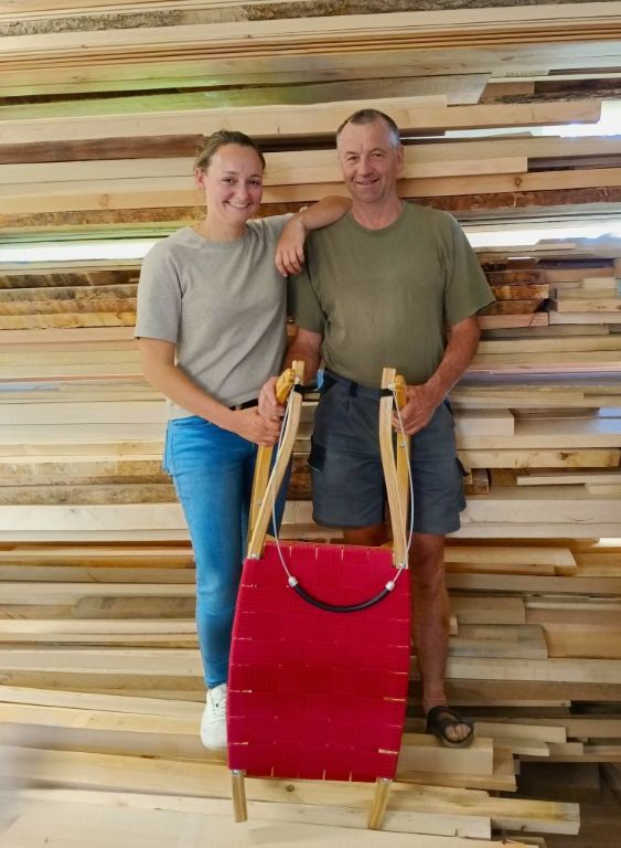Laendlerodel® | Handgefertigte Holzrodel aus Vorarlberg - Anton Bereuter übergibt Tochter das Steuer von Ländlerodel - der Holzrodel in Vorarlberg